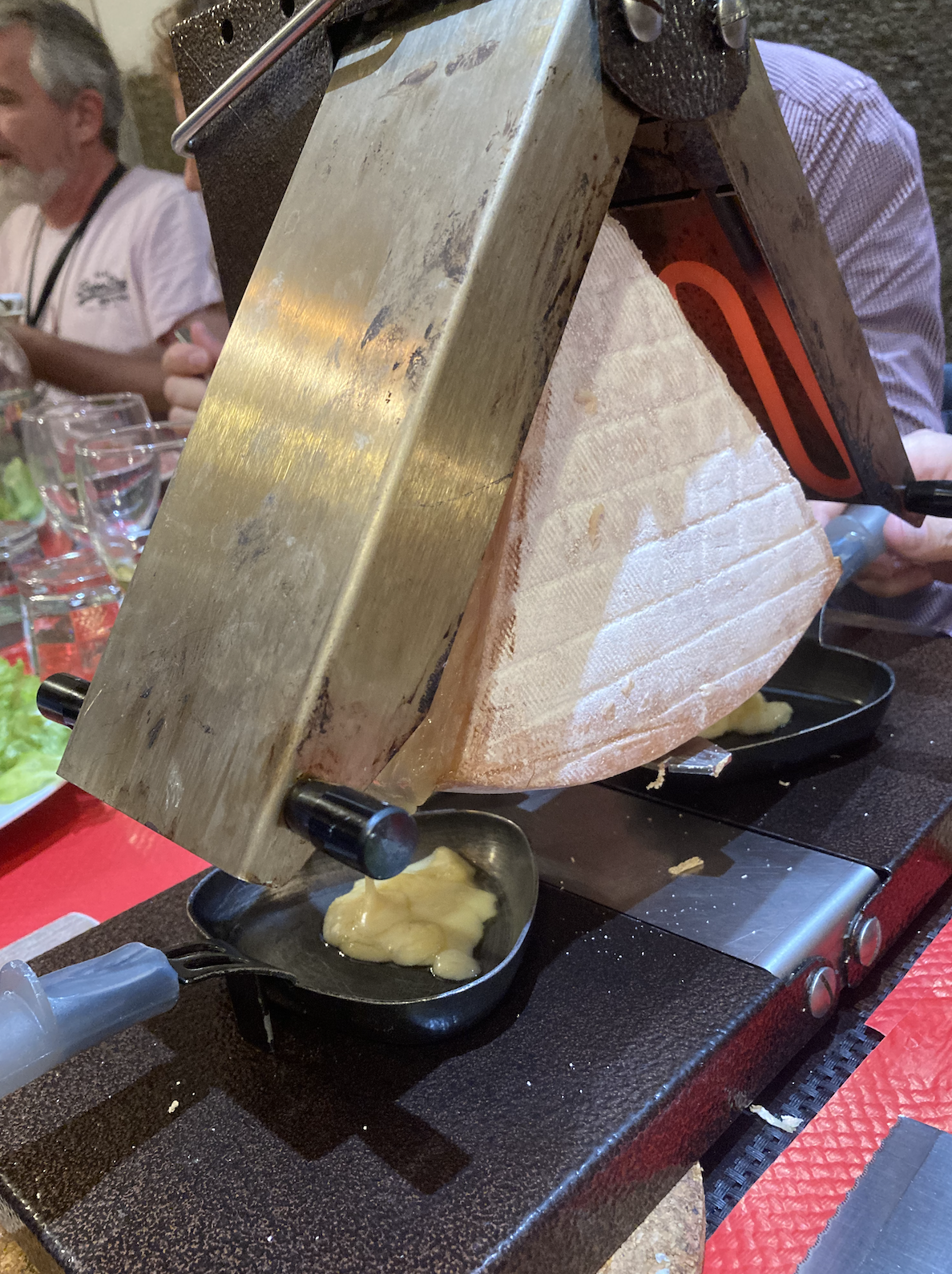 La veille, on a dîné "local" histoire de prendre des forces pour le lendemain. À Grenoble, on a donc cédé à la raclette savoyarde...