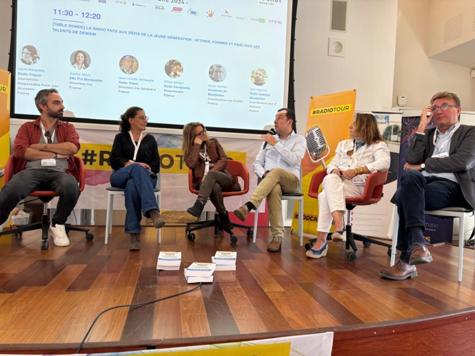 "La radio face aux défis de la jeune génération : attirer, former et fidéliser les talents de demain". Une table ronde avec la participation de Laure Méravilles (Radio Clapas), Sophie Merle (ESJ Pro Montpellier), Jean-Charles Verhaeghe (Totem), Siham Mineur (Radio Escapades), Denis Tuchais (coordinateur CLEMI à l'Académie de Montpellier) et Tom Martinez (coordinateur d'antenne à Radio Campus Montpellier).