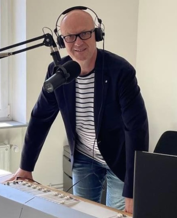 Franck Jehl, directeur d'Azur FM : "Une baisse du FSER serait une catastrophe pour les radios associatives, menaçant emplois et diversité locale."