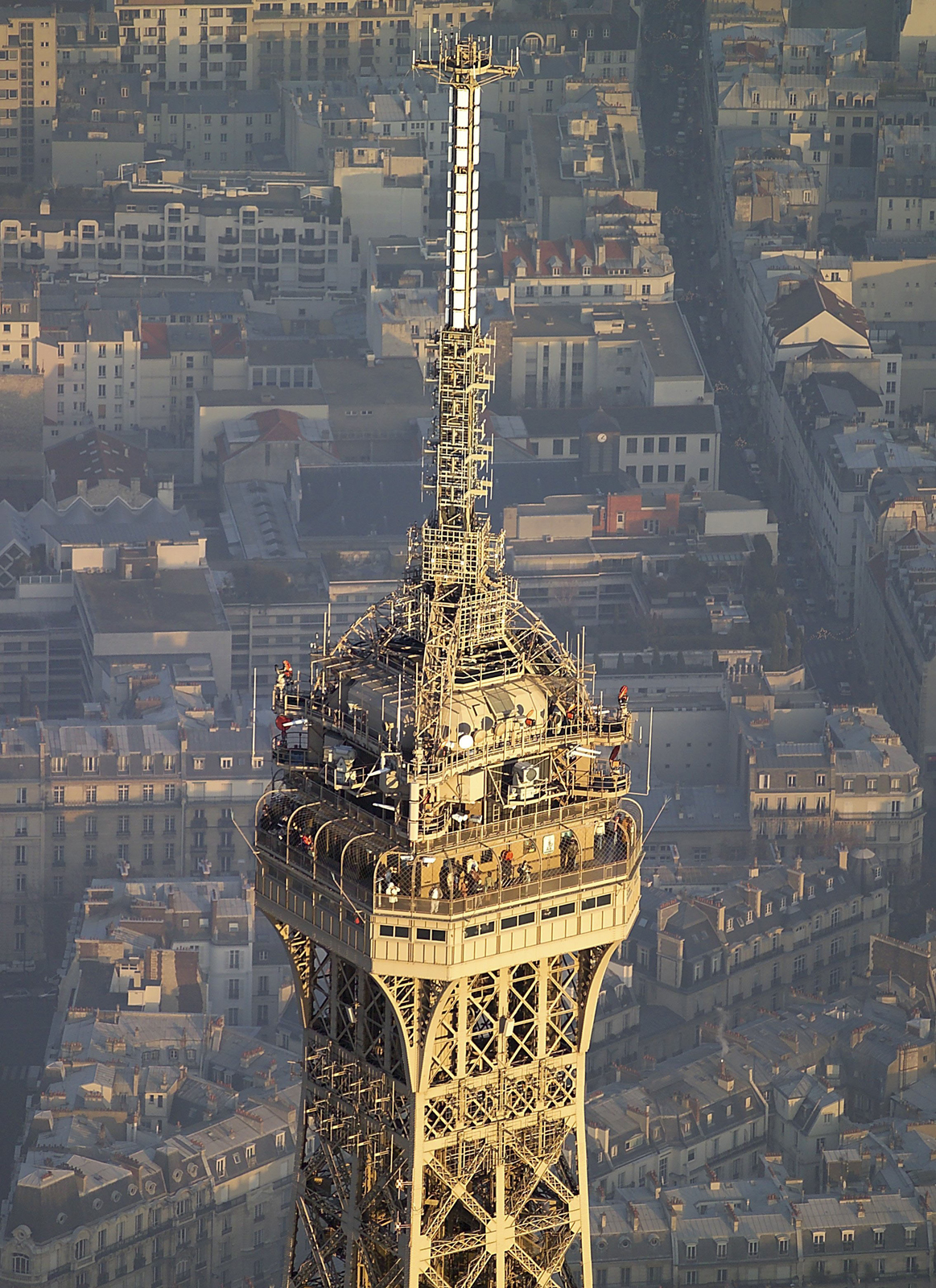 TDF installe une nouvelle antenne sur la Tour Eiffel