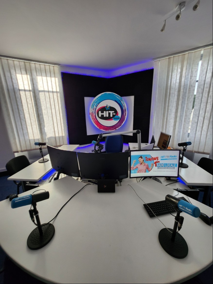 Le studio de Hit FM au centre économique du Garros à Auch. La radio emploie actuellement 8 salariés, dont une rédaction composée de 4 journalistes.