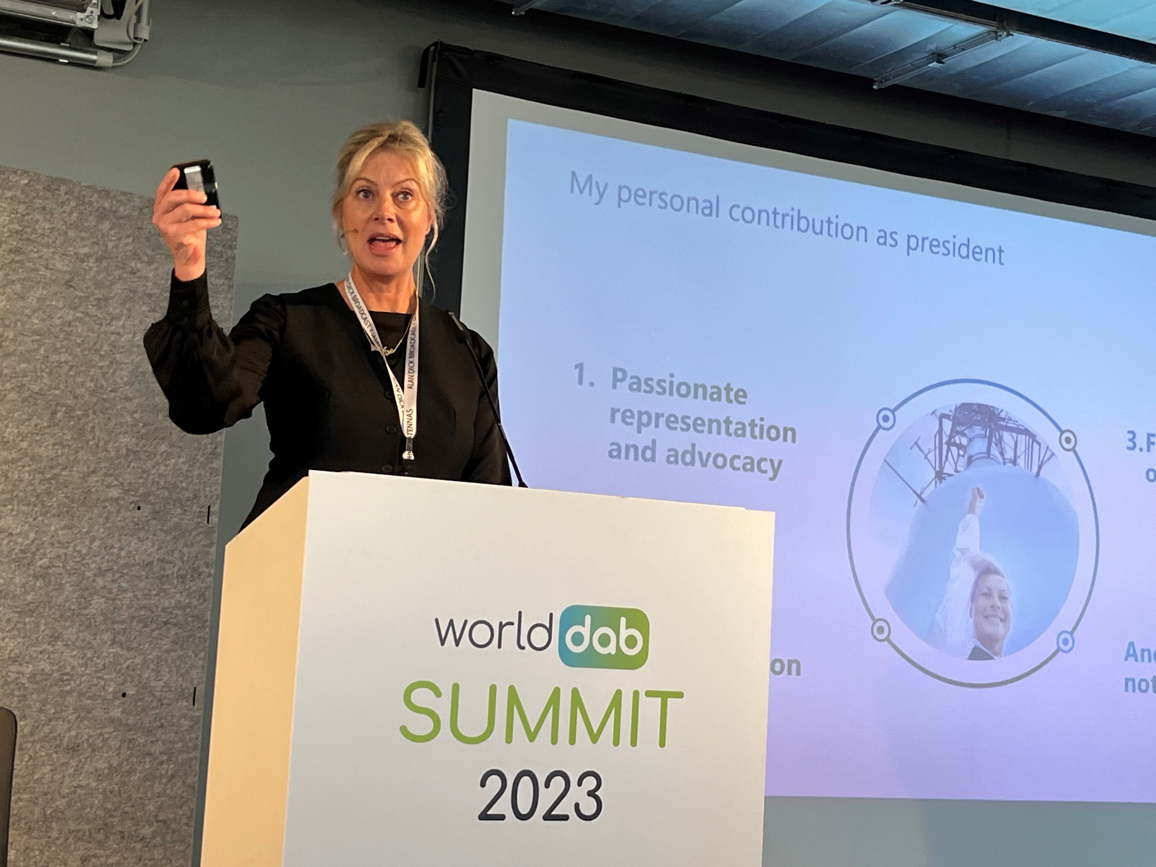 En novembre 2023, Jacqueline Bierhorst a été élue présidente du WorldDAB Summit à Munich. Parmi ses objectifs : maintenir la place de la radio dans la voiture connectée et accélérer les ventes de récepteurs grand public. © DR.