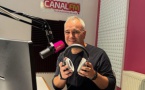Angy Mayeux, directeur d’antenne de Canal FM depuis 2014, dans les locaux de la radio à Aulnoye-Aymeries. © Canal FM.