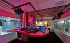 Situé symboliquement au centre des installations de la radio, visible de tous, le nouveau studio est voué à la diffusion du programme tant en audio qu’en vidéo.