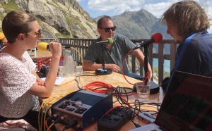 De la vallée aux sommets, les micros de Globule Radio sillonnent le territoire. © Globule Radio.