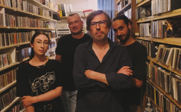 Stéphane Tosi, directeur des programmes, entouré de bénévoles dans une partie de la discothèque de L'Eko des Garrigues. © L’Eko des Garrigues.