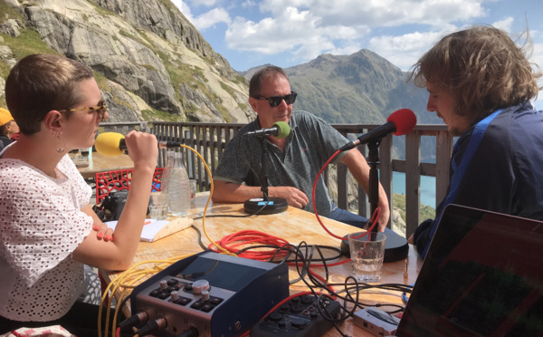 De la vallée aux sommets, les micros de Globule Radio sillonnent le territoire. © Globule Radio.