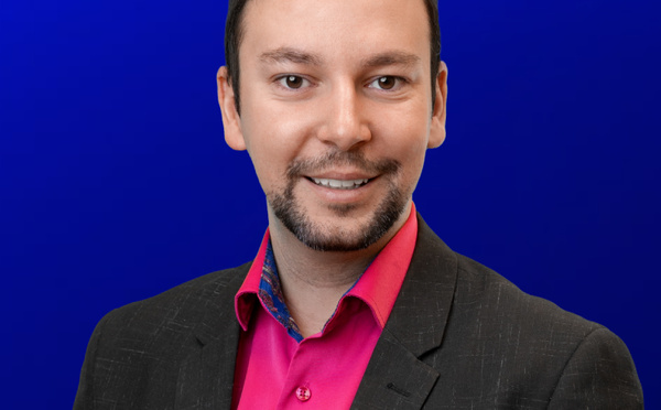 Jonathan Cyrenne, directeur général de Country Pop 103.1, combine passion pour la radio et stratégies innovantes pour dynamiser le paysage médiatique local.